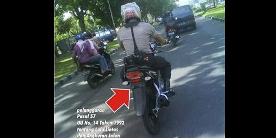 (PIC) 6 POLISI BO*OH LANGGAR LALU LINTAS