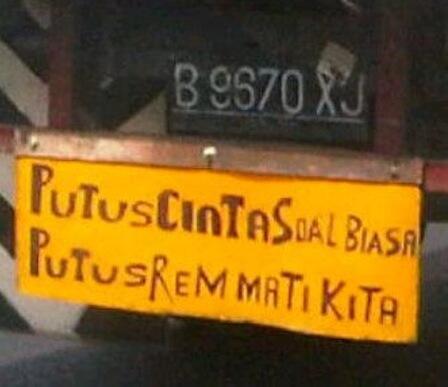 Tulisan kata2 mutiara pada truk. Masup, gan.