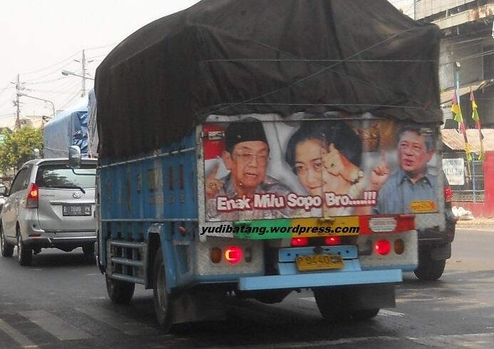 Tulisan kata2 mutiara pada truk. Masup, gan.