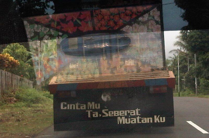 Tulisan kata2 mutiara pada truk. Masup, gan.