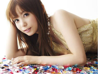 FOTO: Shoko Nakagawa, Si Cantik Pengoleksi Kecoa di Rambutnya