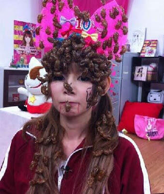 FOTO: Shoko Nakagawa, Si Cantik Pengoleksi Kecoa di Rambutnya