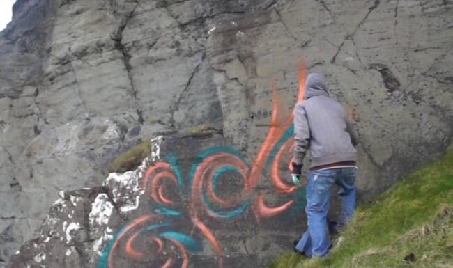 Grafiti Hipster Prancis di Tebing Irlandia
