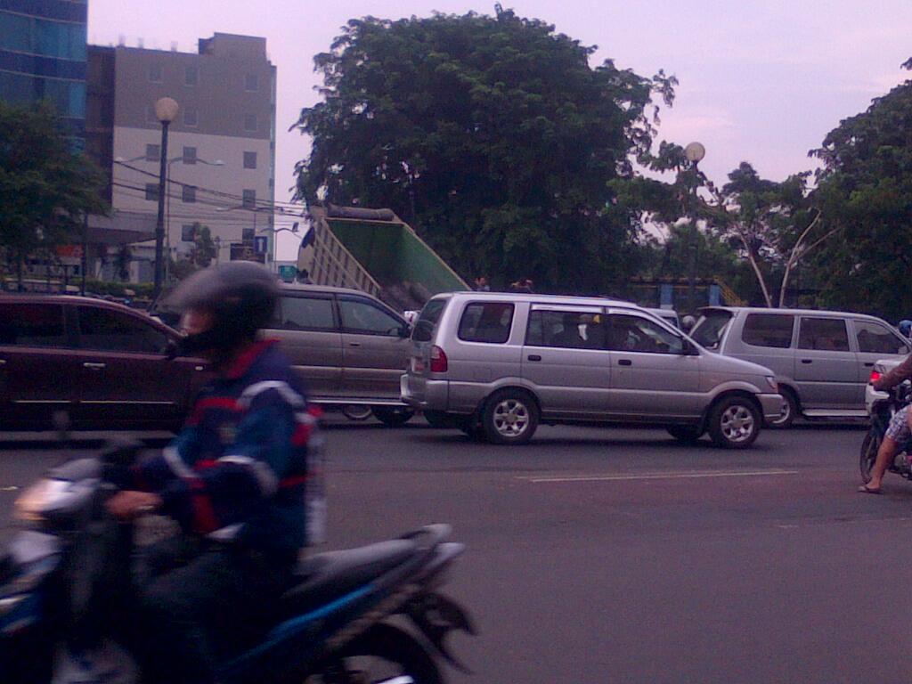 Truk Bermuatan Kayu Log Tumpah di Mangga Bear