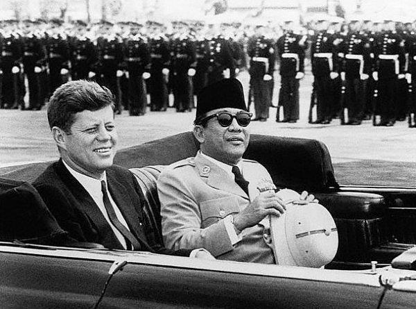 Inilah Alasan Mengapa Bung Karno Harus Disingkirkan