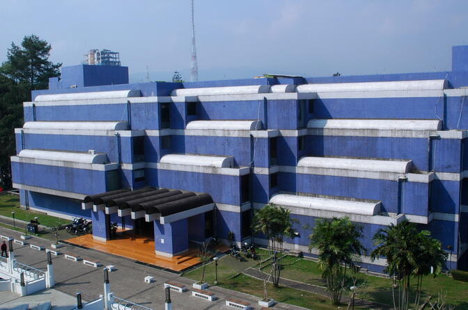 Menengok Kemewahan Fasilitas Perpustakaan ITB