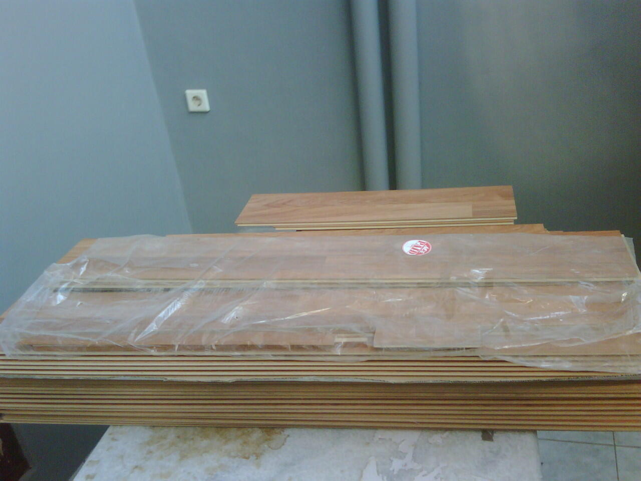 Terjual wood  Plank  lantai semi kayu second merek vertigo 