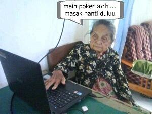 Nenek kecanduan maen poker