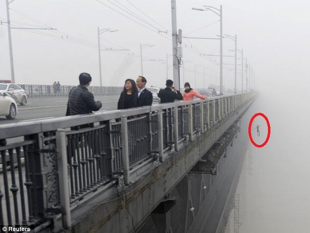 Aksi Nekat Bunuh Diri Pasangan China Terekam Kamera Fotografer