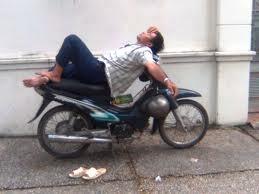 CARA TIDUR DIATAS MOTOR, MASUP BLENG !!