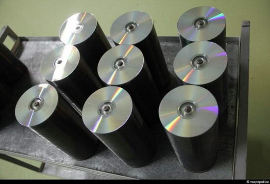 &#91;PICT&#93; proses pembuatan kepingan DVD