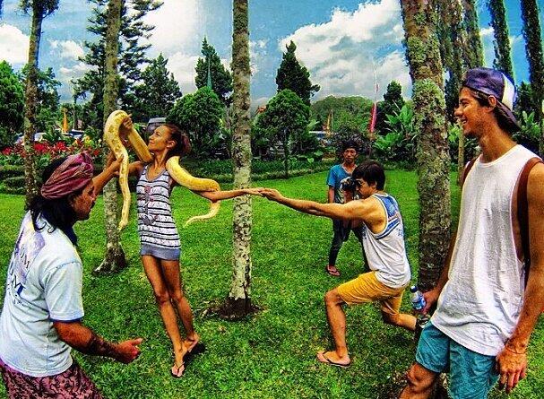 FOTO UNIK, Fotografer memfoto tangan pacarnya selama Traveling