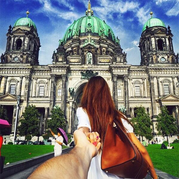 FOTO UNIK, Fotografer memfoto tangan pacarnya selama Traveling