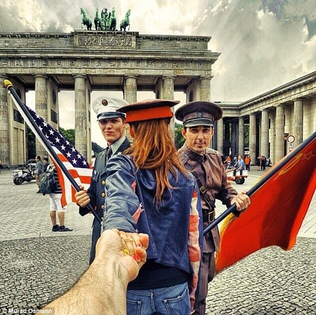FOTO UNIK, Fotografer memfoto tangan pacarnya selama Traveling