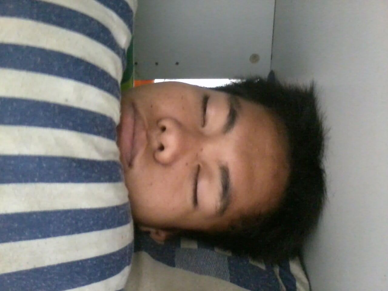 berbagai macam ekspresi dan gaya tidur