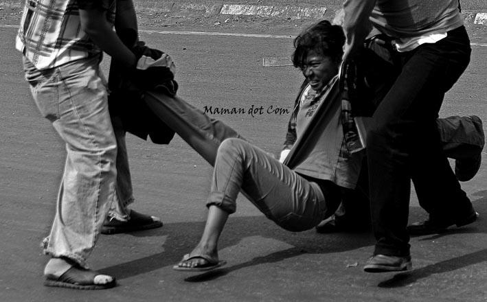 &#91;HOT&#93; Foto-foto bentrokan Mahasiswa Vs Polisi