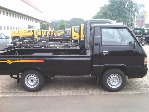 Bercinta dalam mobil (sik asik +pict)