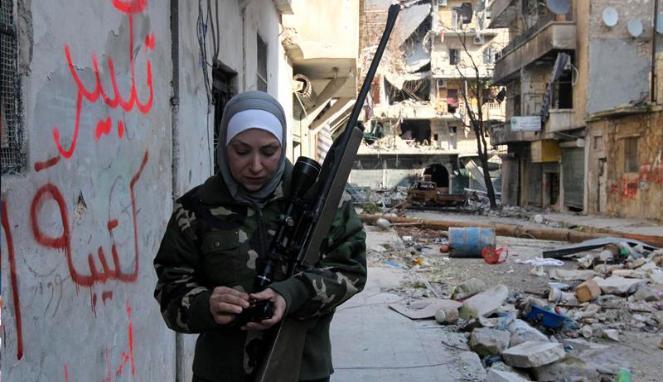 Sniper Wanita di Tengah Pertempuran Suriah &#91;Langka gan!&#93;