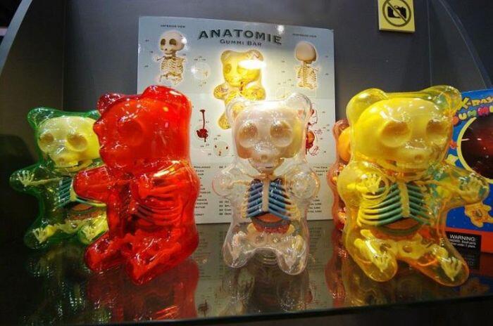 Mainan aneh komplit dengan anatomi tubuh