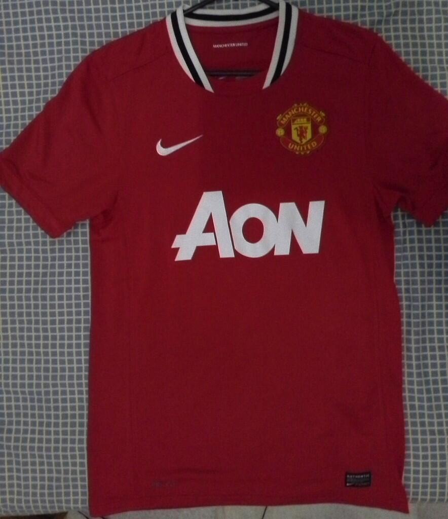 Terjual Manchester United AON jersey 