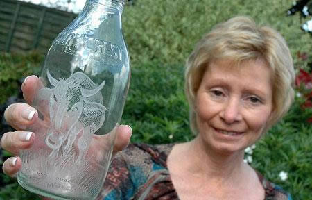 Lukisan Luar Biasa Pada Botol Susu Bekas