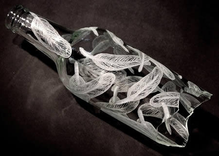 Lukisan Luar Biasa Pada Botol Susu Bekas