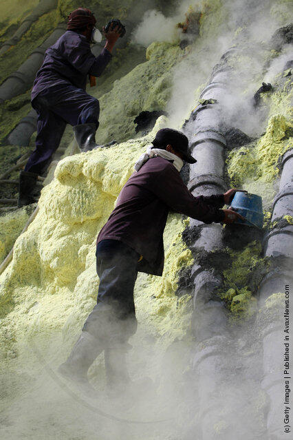 Penambangan Belerang Di Kawah Ijen Indonesia