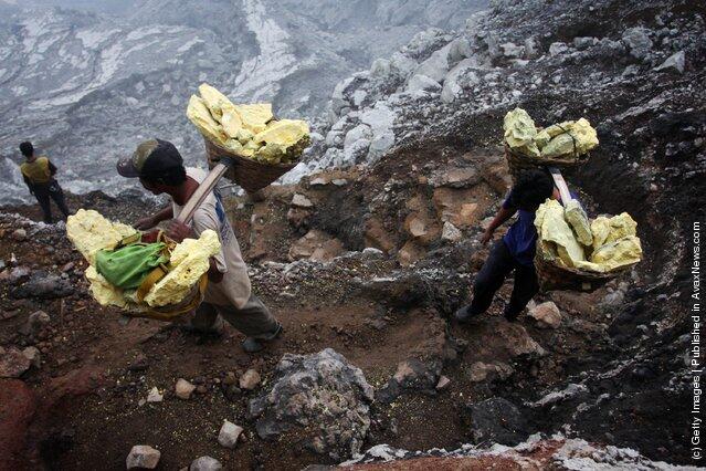 Penambangan Belerang Di Kawah Ijen Indonesia