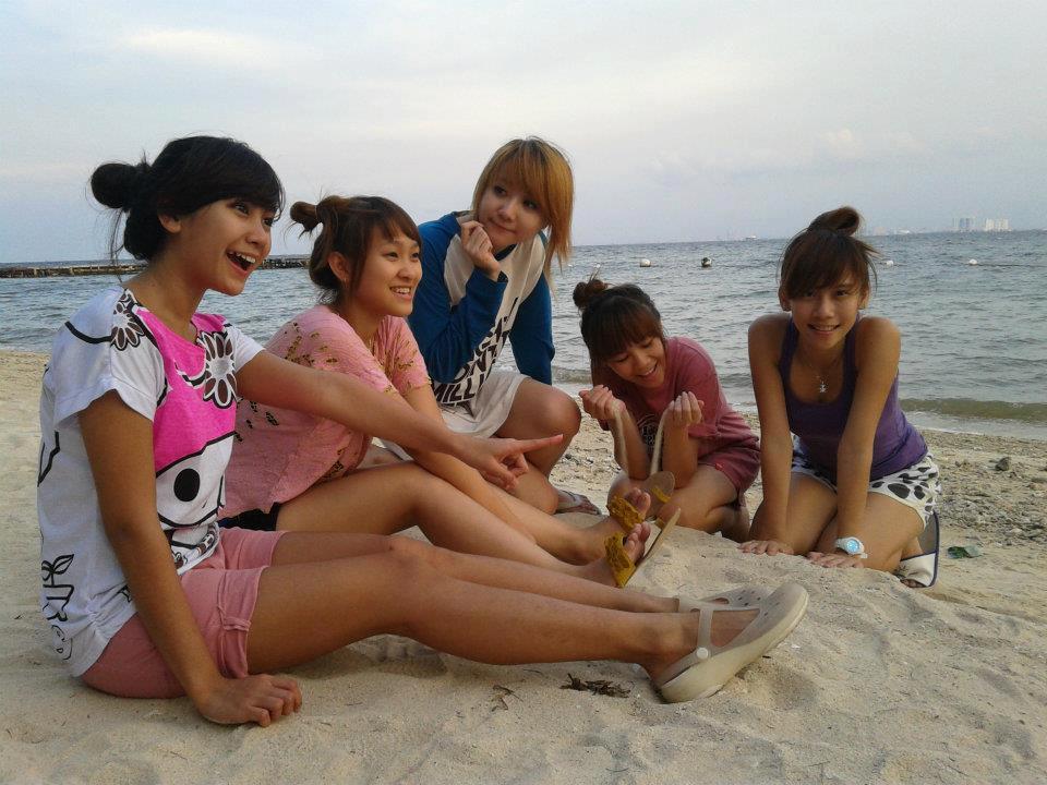 Wow, CHERRYBELLE main basah-basahan di pantai !!