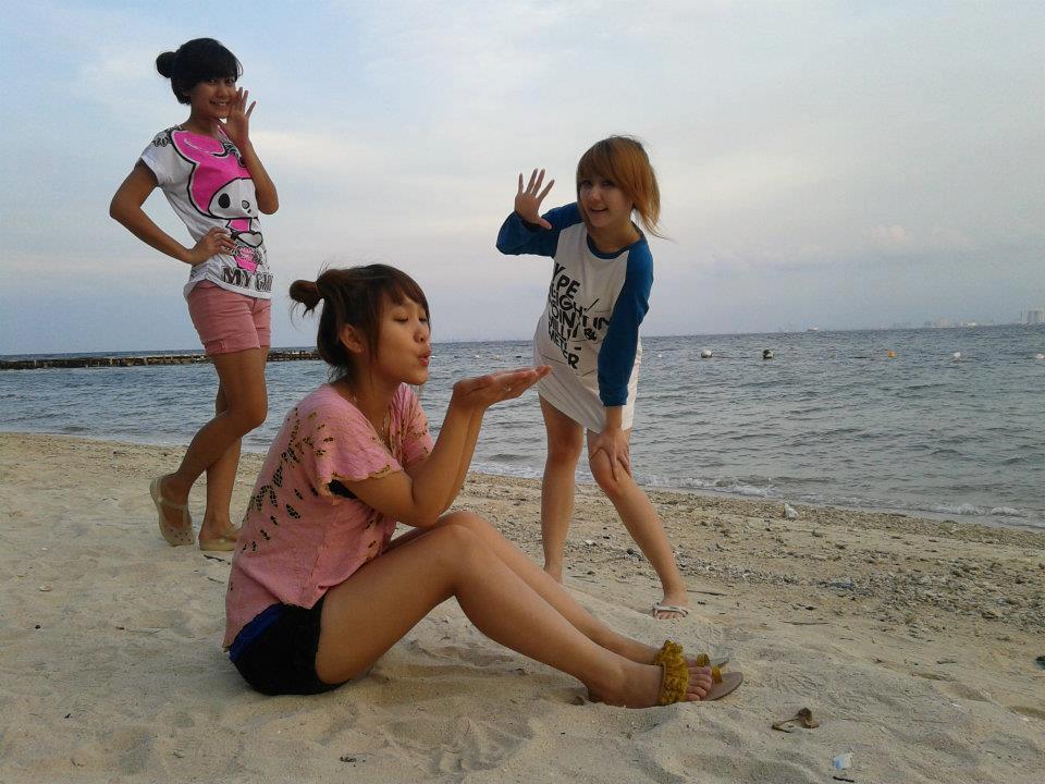 Wow, CHERRYBELLE main basah-basahan di pantai !!