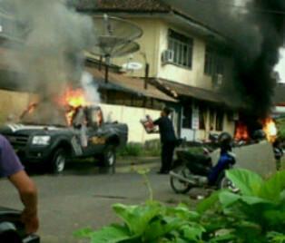breaking news : Polres OKU dibakar TNI, suasana mencekam
