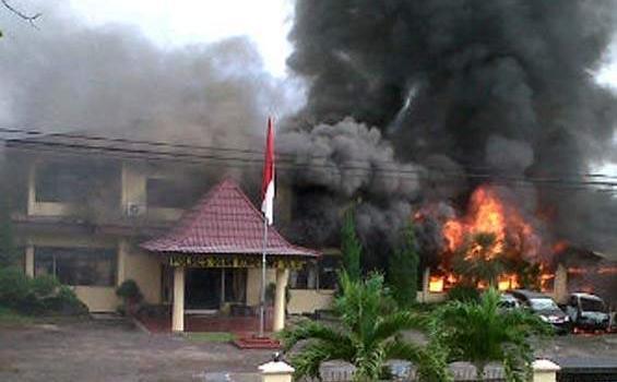 breaking news : Polres OKU dibakar TNI, suasana mencekam