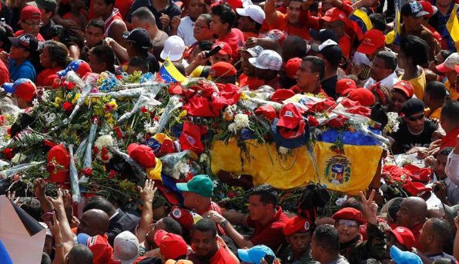 Lautan Manusia Iringi Jenazah Hugo Chavez