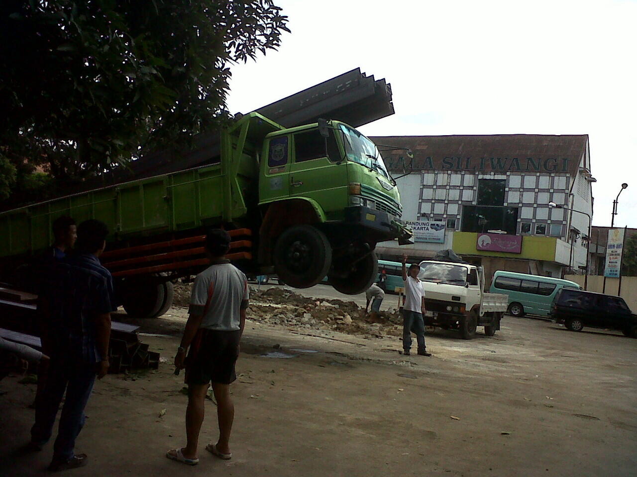 Udah liat truk standing belom?? NO HOAX!!!