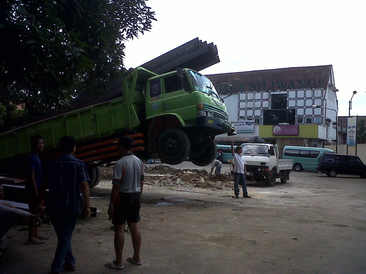 Udah liat truk standing belom?? NO HOAX!!!