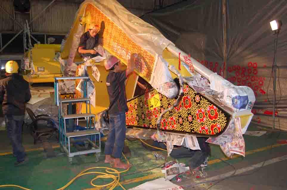 Seni Batik Airbrush Di Excavator ( Batik Komatsu )