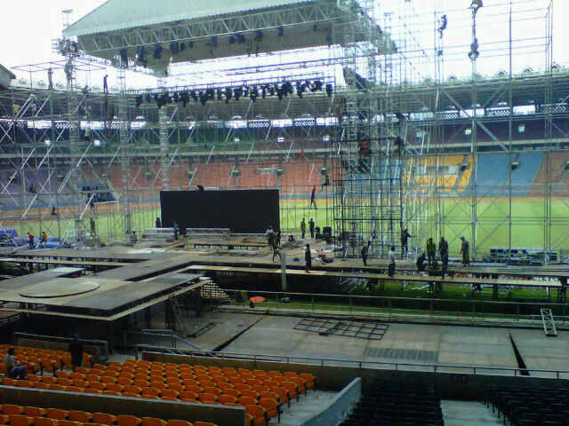 MIRISSS!!! GBK BUAT KONSER,PESIJA DIUSIR..