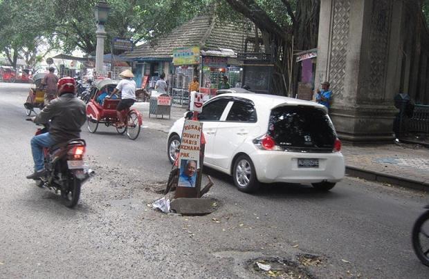 &#91;Kena Deh&#93; Sindir Jalan Rusak, Warga Pasang Poster Soeharto