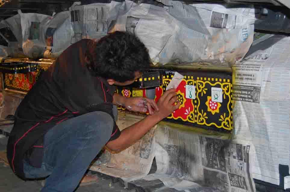 Seni Batik Airbrush Di Excavator ( Batik Komatsu )