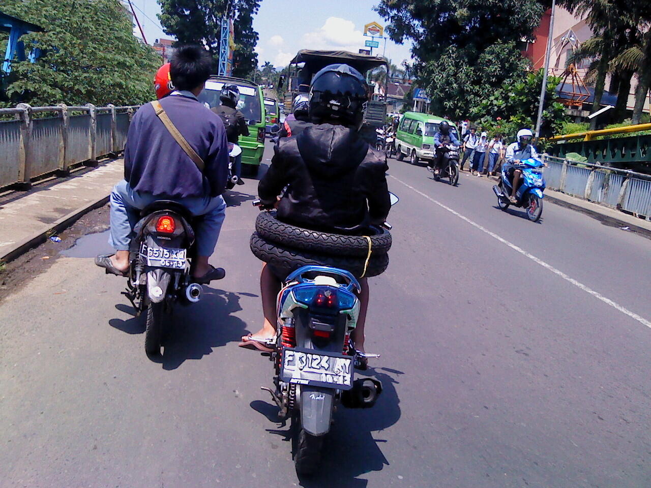 Maen Hulahup Sambil Mengendarai Motor.