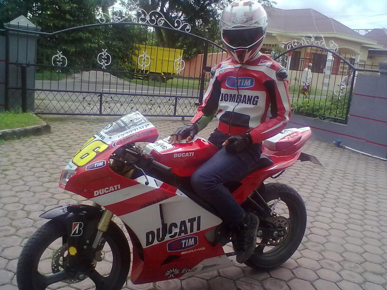 Cari YAMAHA VIXION MODIF DUCATI ROSSI 2011 KASKUS