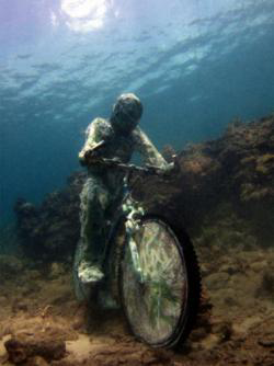 Wah Ada Patung Orang Naik Sepeda Di Bawah Laut