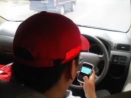 kosentrasi kurang akibat sms/telp/bbm.an saat mengemudi.