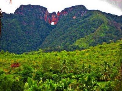 Menhir dan Bukik Posuak ( Bukit Bolong) Nagari Maek, Sumatera Barat
