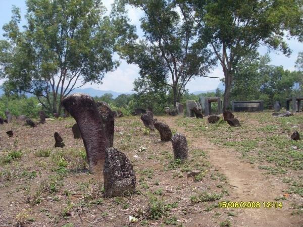 Menhir dan Bukik Posuak ( Bukit Bolong) Nagari Maek, Sumatera Barat