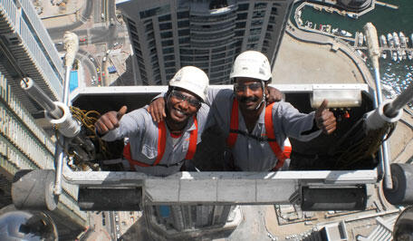 3 Pria Membersihkan : 1 Gedung, 414 Meter, 107 Lantai Dalam 4 Bulan