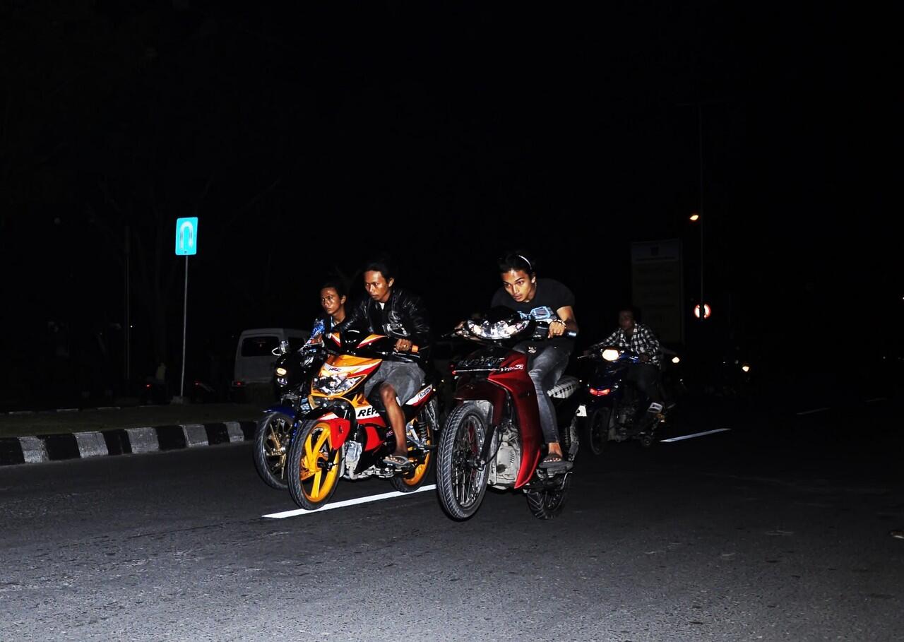 pengendara motor gaul di malam hari &quot;ga menyalakan lampu&quot;