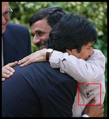 Entah sadar ato Kaga... Ketiak Baju Mahmoud Ahmadinejad Sobek Gan...