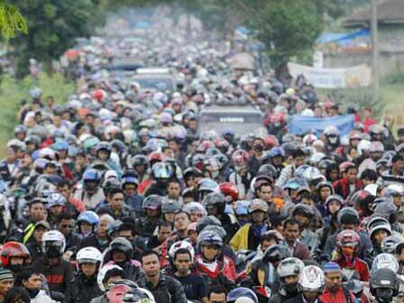 Ahok akan Wajibkan Calon Pembeli Motor Miliki SIM 