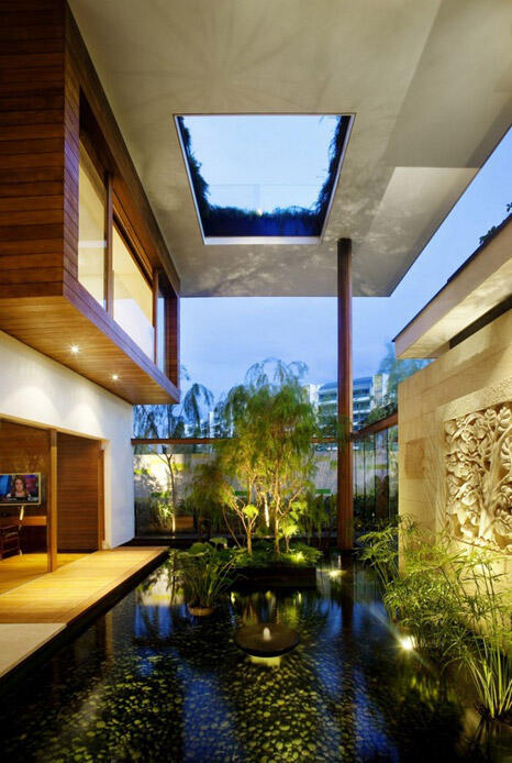 Meera House, Rumah Dengan Atap Hijau dan Kolam Renang Tembus Pandang
